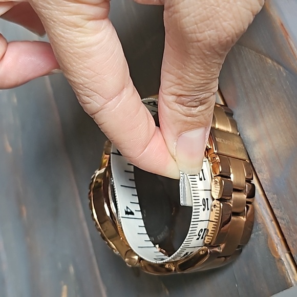 Michael Kors Rose Gold Watch - Picture 8 of 9